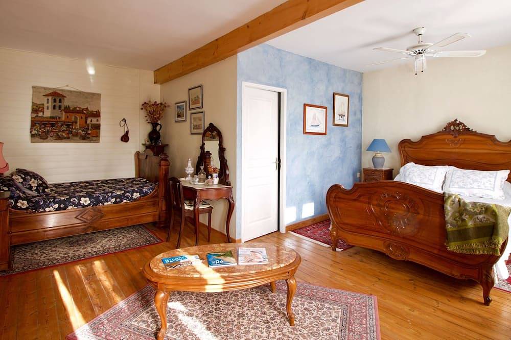 Une grande maison de campagne au coeur d'une magnifique région touristique in Le Thou, Région de Rochefort