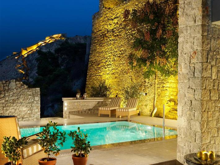 Hotel für 4 Personen, mit Terrasse und Garten sowie Pool und Ausblick auf den Peloponnes