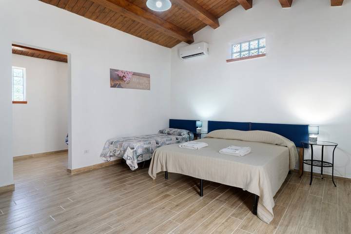 Appartamento intero, New Life Villalba Resort - Appartamento '106' con terrazza condivisa, Wi-Fi e aria condizionata in Villalba, Provincia di Caltanissetta