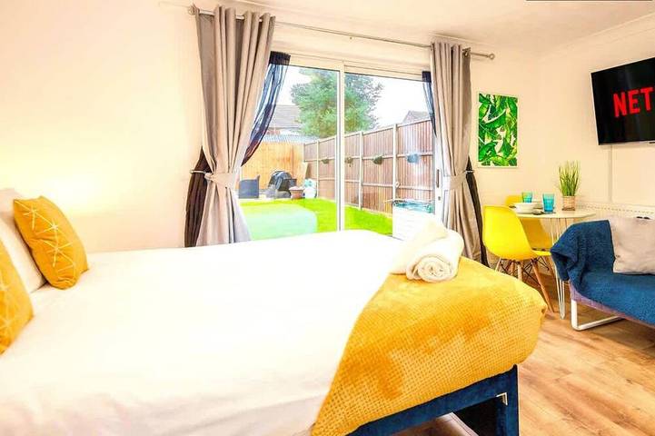 Appartement entier, Studio lumineux avec jardin, parking gratuit et WiFi in Luton, Chiltern Hills