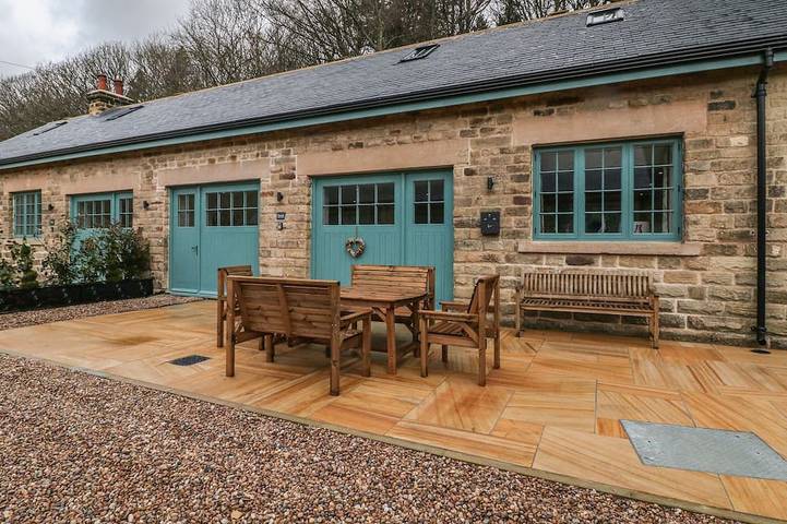 Log cabin for 6 people, with garden, with pets in Sheffield
