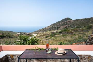 Trullo pour 4 personnes, avec vue ainsi que balcon/terrasse et terrasse dans Pantelleria