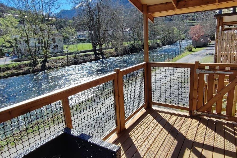 5-person comfort lodge by the river in Laruns, Béarn