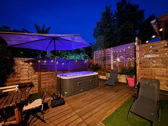Location de vacances pour 4 personnes, avec Balcon et Jacuzzi ainsi que Terrasse et Vue à Saint-Aunès
