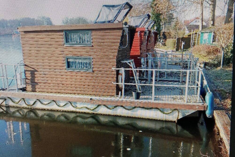 Kleines Hausboot ideal zum Angeln oder um Natur zu erleben! in Lychensee, Lychen