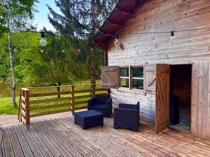 Gîte pour 2 personnes, avec vue et jardin ainsi que vue sur le lac et terrasse à Lachapelle-sous-Chaux