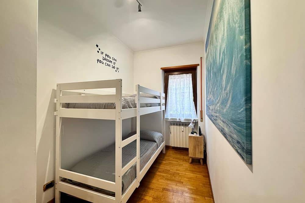 Entire apartment, Vacation House In Ostia Levante With 6 Beds - Adjacent Lido Nord Station in Ostia, Rome