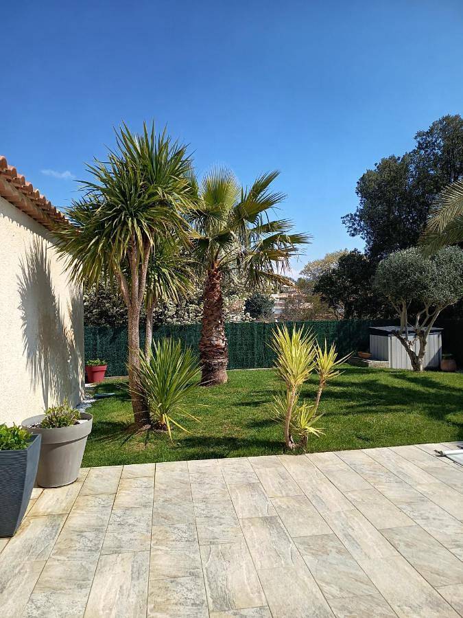 Location de vacances pour 3 personnes, avec terrasse ainsi que piscine et vue à Belcodène - 3