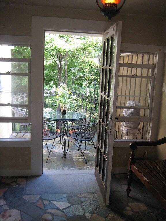 Fesselnde Artisan erbaute Haus mit spektakulärem Blick auf das Wasser in Litchfield County