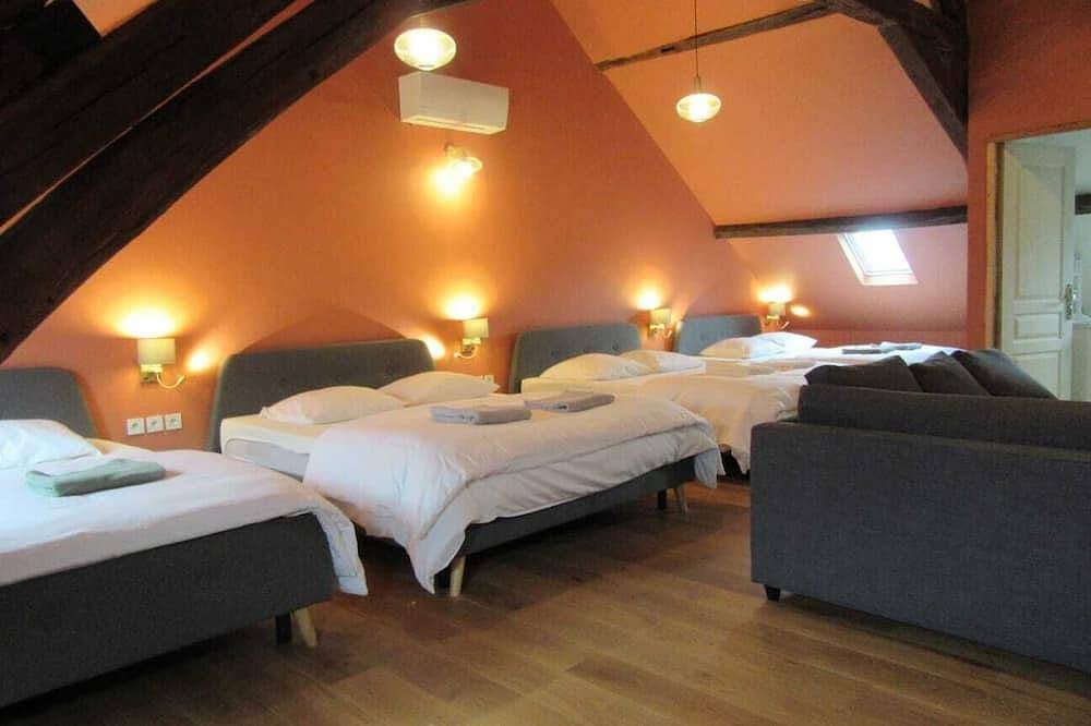 Country house for 15 people with pool/garden 3 hours from Paris in Châteaumeillant, Saint-Amand-Montrond