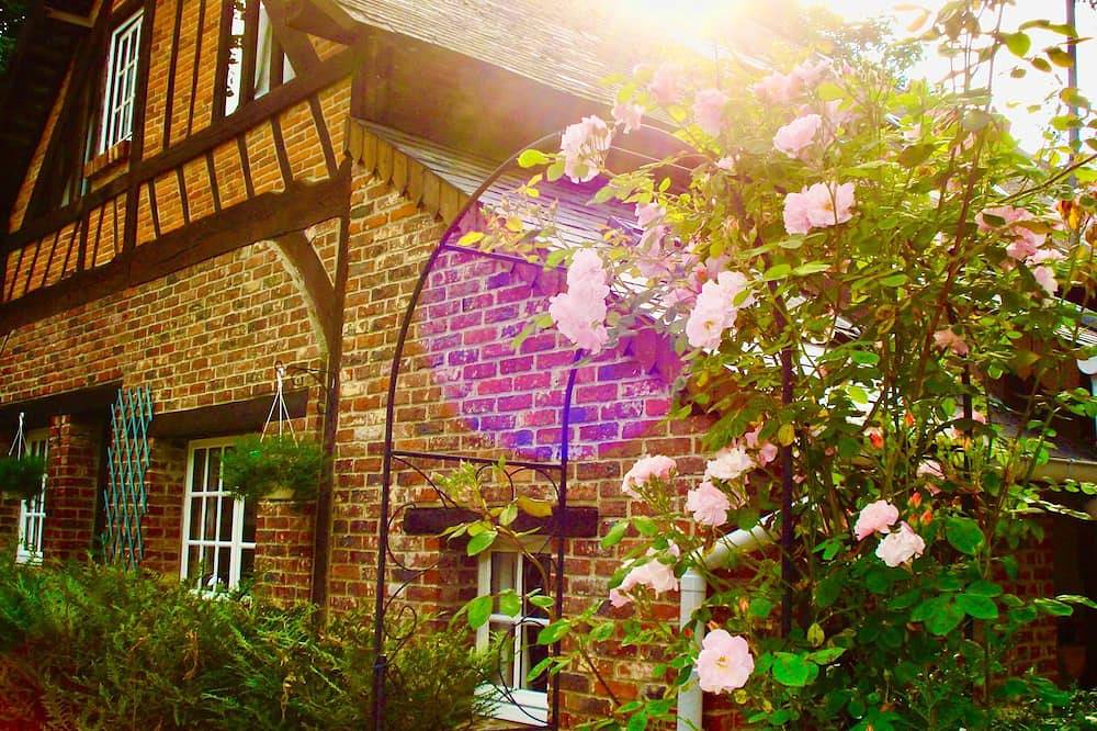 Pretty Cottage in grounds of Chateau with heated pool in Grandcourt, Région de Dieppe