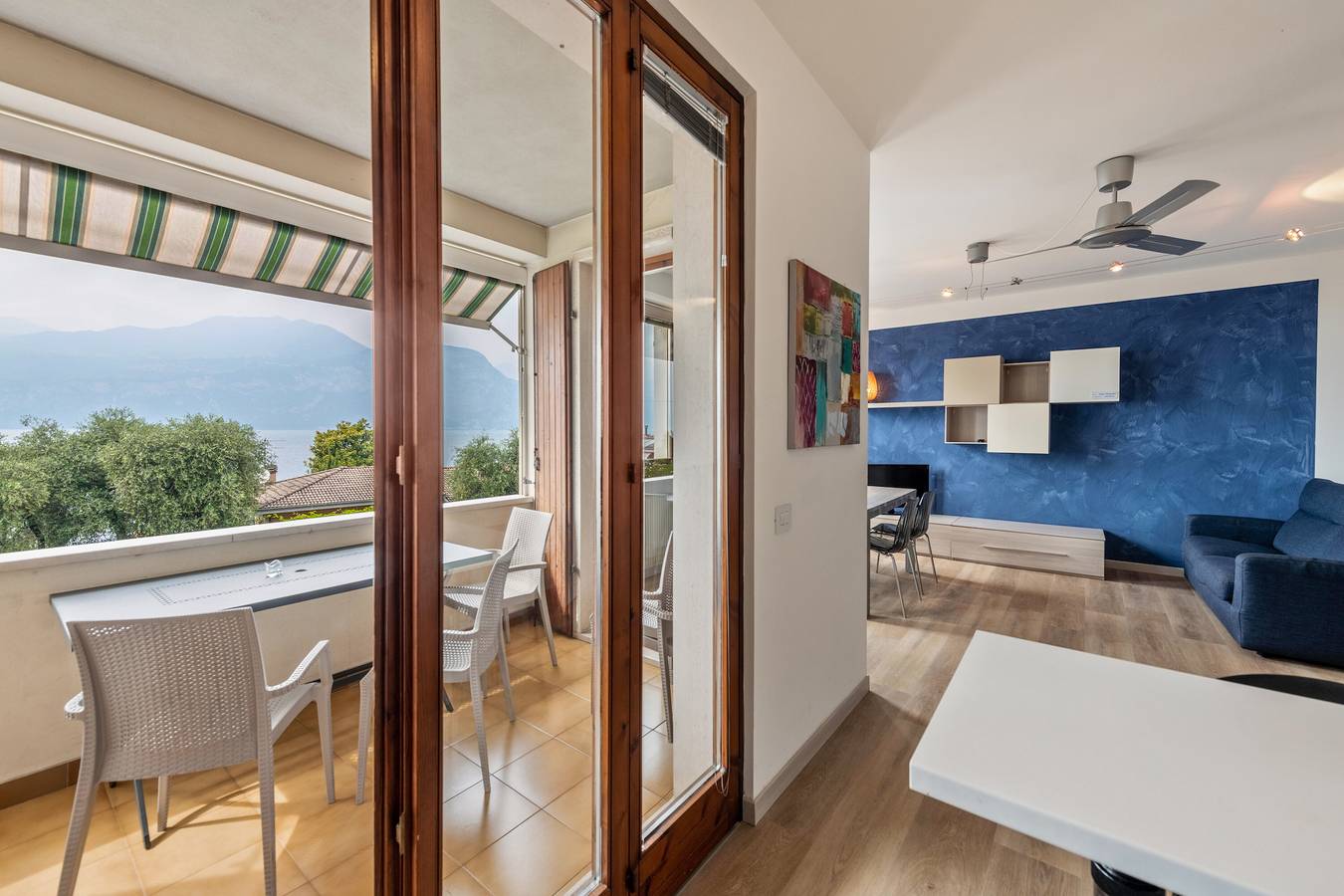 Apartamento entero, Apartamento 'Casa Tuly ' con vistas al lago, terraza privada y Wi-Fi in Brenzone, Montañas Garda