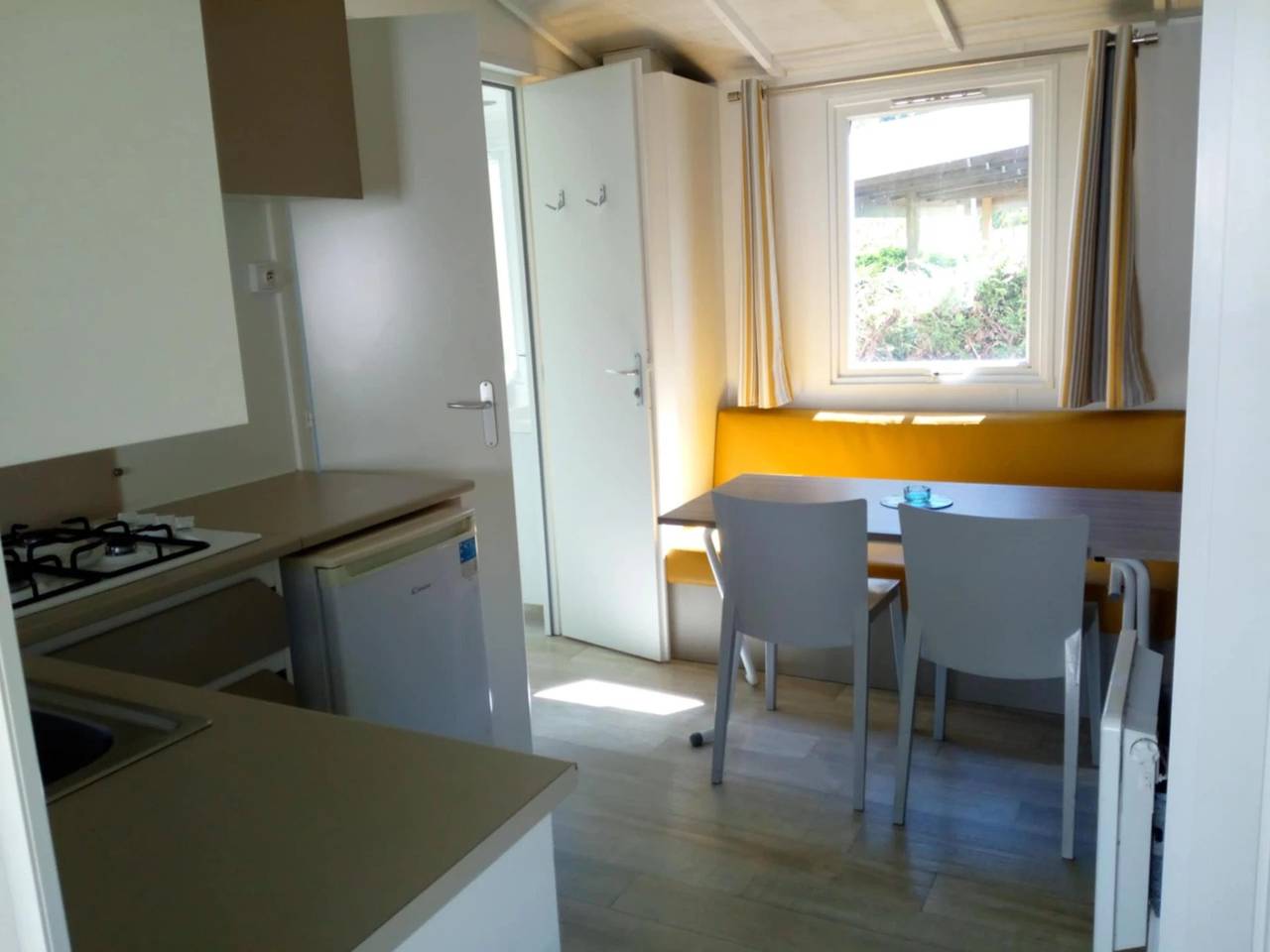 Zecamping 4* animé piscine couverte pet friendly locatif Tv 24m2 in Vic-sur-Cère, Région d'Aurillac