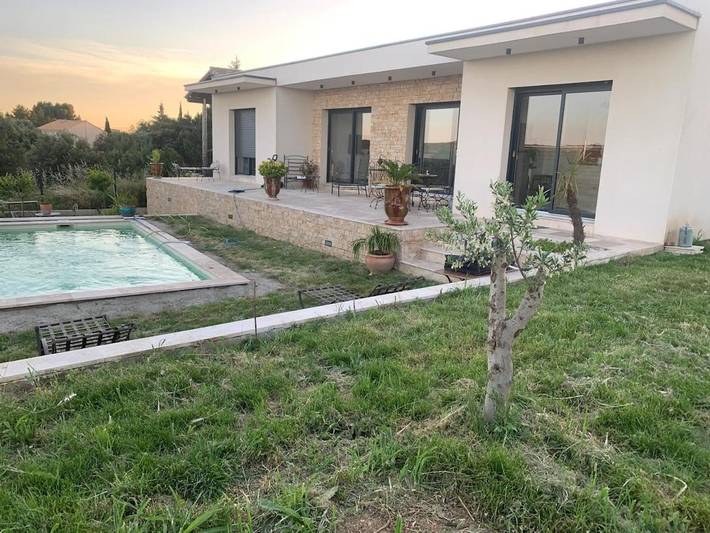 Villa pour 6 personnes, avec terrasse ainsi que vue et piscine