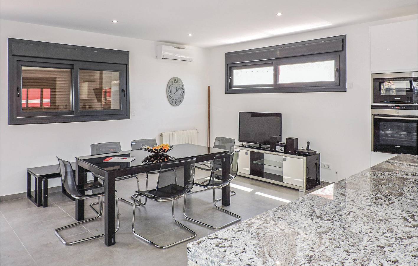 Cala Misteri Pool Apartment - Wifi, AC, Pkg & Terrace in Mont-roig del Camp, Costa Dorada