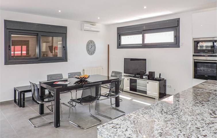 Cala Misteri Pool Apt - Wifi, AC, Pkg & Terraza in Montroig, Costa Dorada