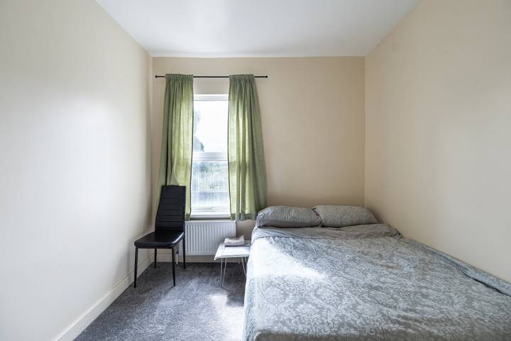 Holiday home for 8 people, with terrace and garden, child-friendly in London