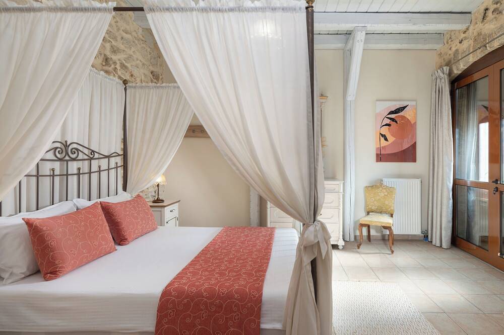Historic Archanes Manor 3  Suites 80sm each Pr Pool & 300sm Courtyard  Sleeps 12 in Iraklio-Heraklion und Umgebung