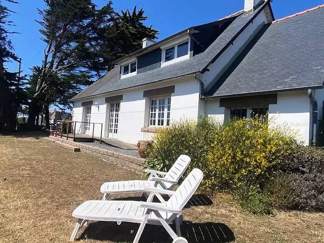 Guss Heol Haus in der Nähe des Strandes der weißen Strike in Trégastel, Rosa Granitküste