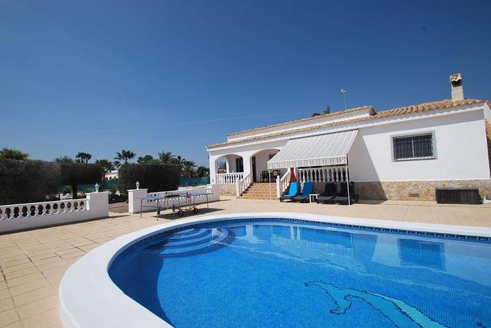 Chalet para 8 personas, con Balcón y Terraza además de Jardín y Piscina en Catral