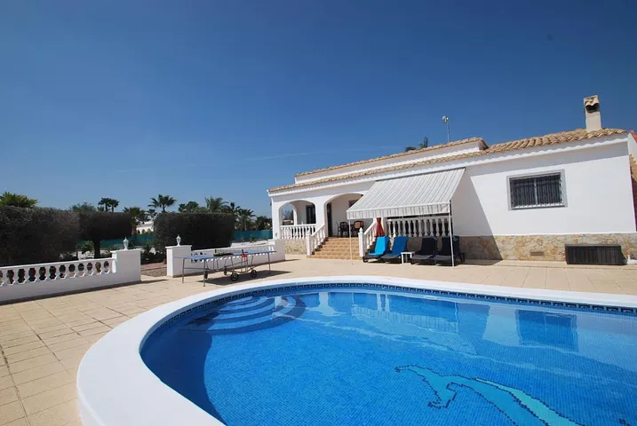 Villa pour 8 personnes, avec terrasse ainsi que piscine et jardin - 1
