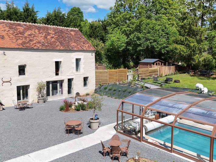 Gîte pour 2 personnes, avec Jacuzzi et Terrasse ainsi que Jardin et Piscine