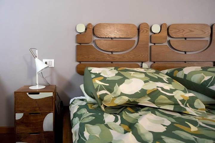 Ganze Wohnung, Gemütliche Zwei-Zimmer-Wohnung im Herzen der Altstadt von Arona, 100 m vom See entferntCasa degli Specchi befindet sich im malerischen historischen Zentrum von Arona, nur 100 Meter vom Ufer des Lago Maggiore entfernt. Die ideale Lage, um die Stadt zu Fu in Arona (Lago Maggiore), Arona Gemeinde
