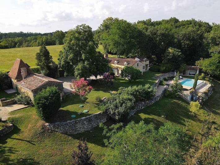 Location de vacances pour 8 personnes, avec jardin ainsi que piscine et vue à Veyrines-de-Vergt