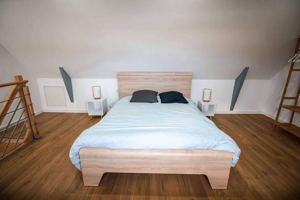 Appartement entier, Sea View Duplex with balcony and heated swimming pool in Saint-Guénolé, Penmarch