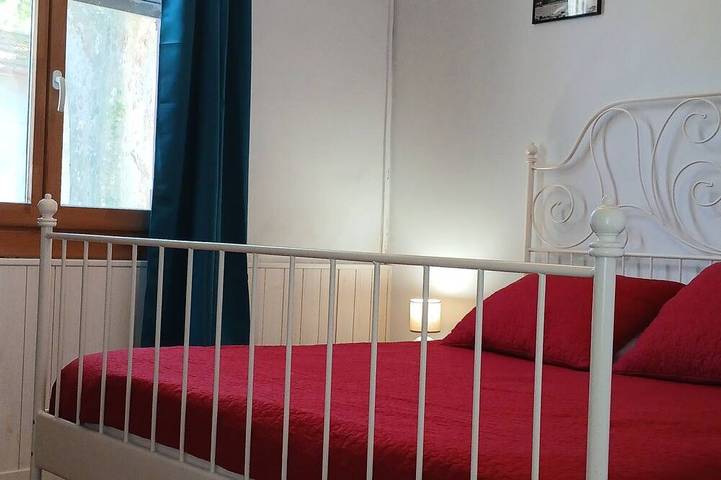 Gîte pour 2 personnes, avec terrasse ainsi que piscine et jardin à Arles - 2