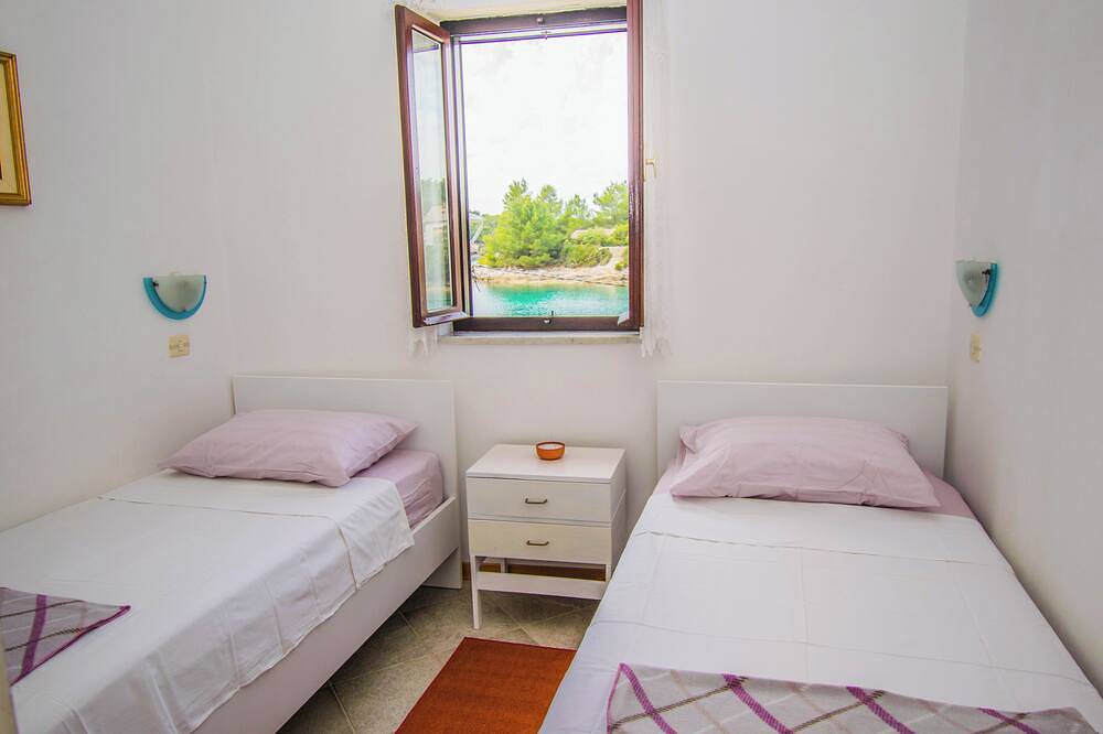 Cijeli apartman, Apartment Punta Orange, only 5m from the sea, the island of Cres in Cres