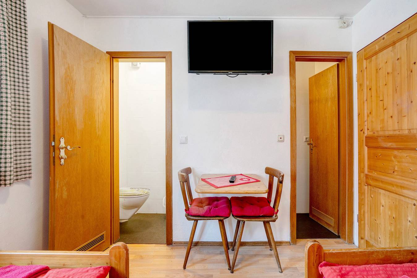 Knödelhof 'Zimmer 6', 2-Bett-Zimmer mit gemeinsamer Terrasse und Wlan in Putzbrunn, Oberbayern