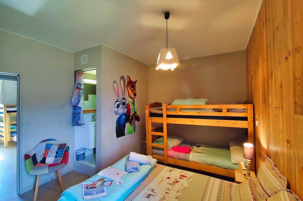 Apartamento entero, Family room ( bed 140cm + bunk bed 90cm ) in Artigues, Ariège