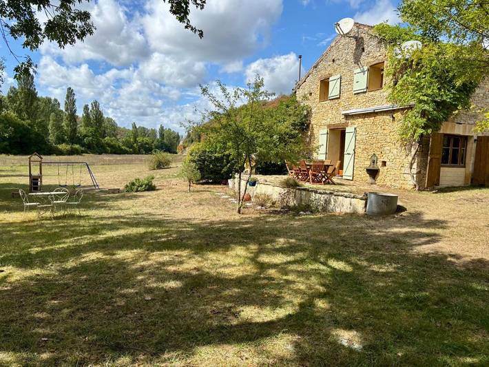 Location de vacances pour 8 personnes, avec jardin et vue à Saint-Aubin-de-Nabirat