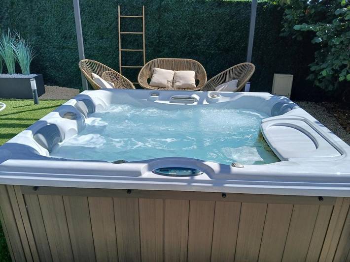 Location de vacances pour 6 personnes, avec Jacuzzi et Terrasse ainsi que Jardin et Piscine à Saint-Symphorien-de-Lay