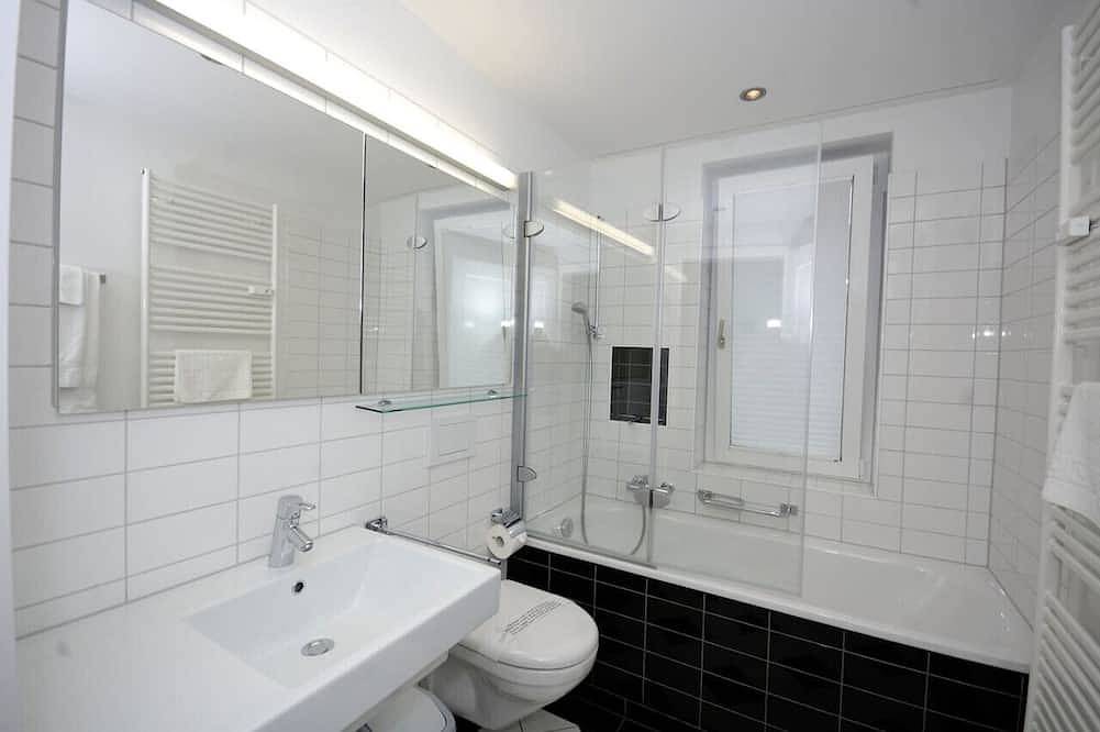 Entire apartment, Stylish 2Br near lake - Flower 3 in Zurich, Zurich district