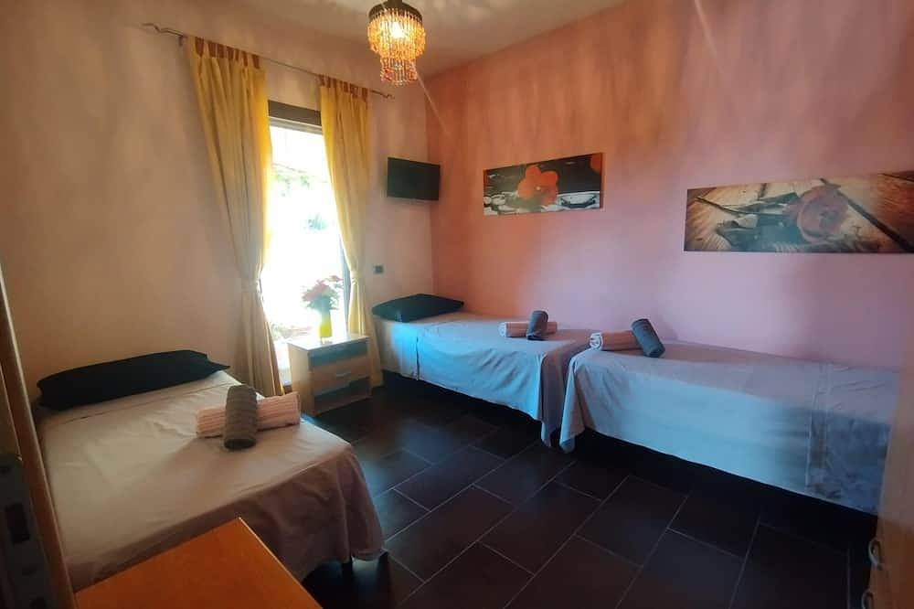 Casa vacanze con giardino e zona barbecue,3 camere letto,1 km dal mare in La Caletta, Siniscola