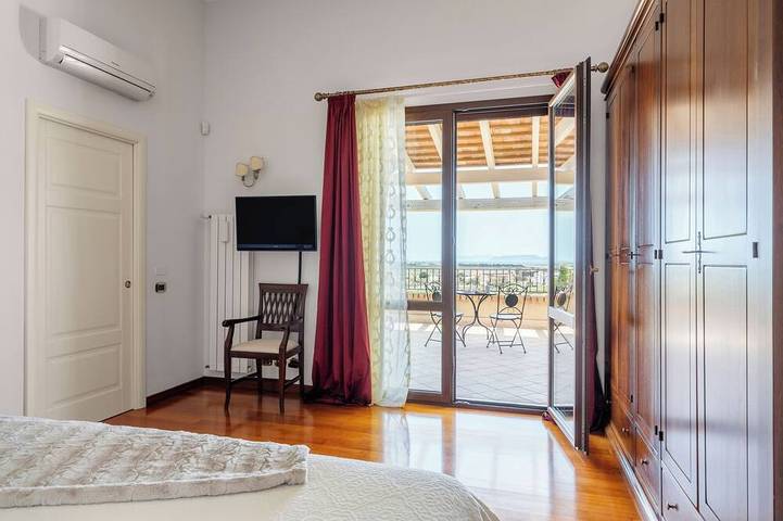 Villa avec piscine à débordement et vue sur la mer et les îles Egadi enchanteresses. in Trapani, Province de Trapani