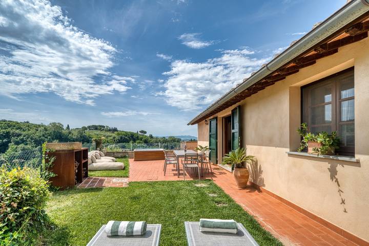 Holiday Home 'Casa Conte Martini' with Shared Pool, Wi-Fi and Air Conditioning in Palaia, Pisa provins