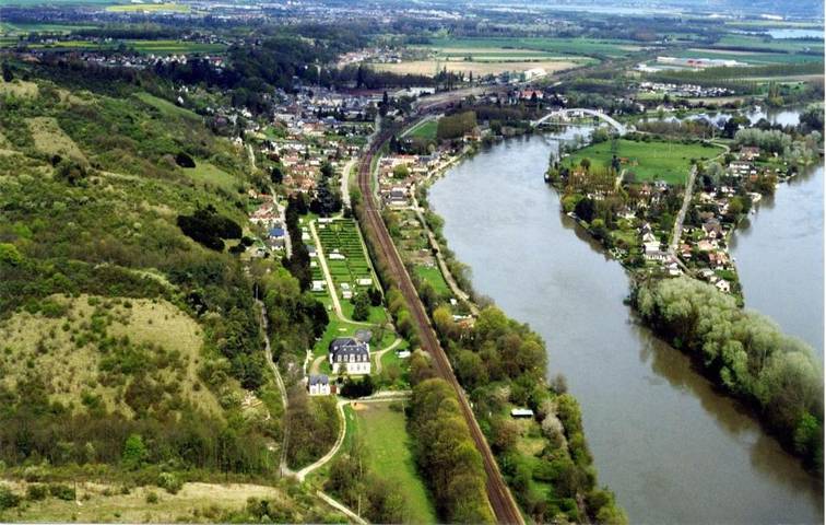 Location de vacances pour 3 personnes, avec vue ainsi que piscine et jardin à Saint-Pierre-du-Vauvray
