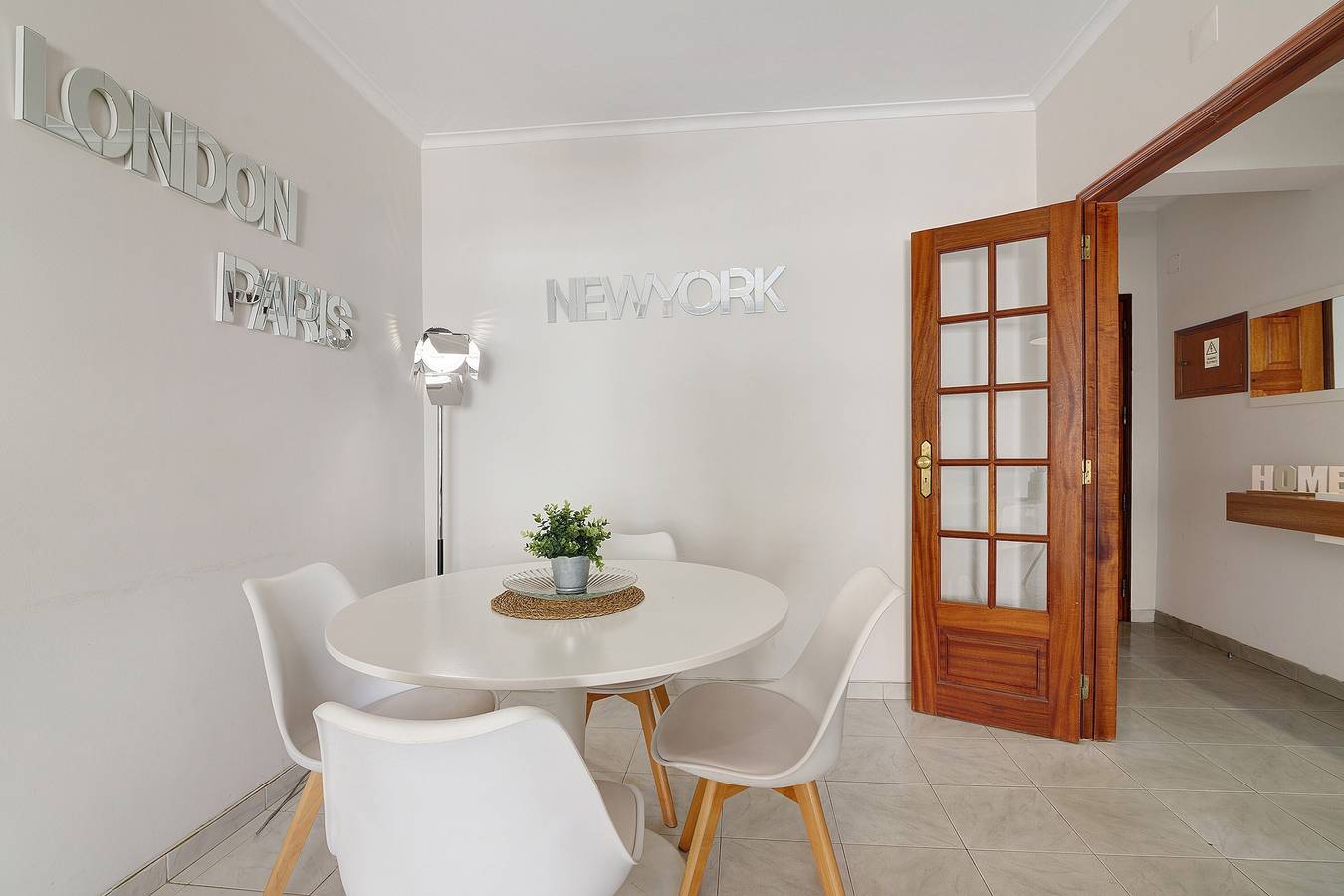 Apartamento entero, Apto. S. Lourenço Frente a la Playa - sin vistas al mar - Piscina Compartida, Balcón y Wi-Fi in Armação de Pêra (costa), Armação de Pera