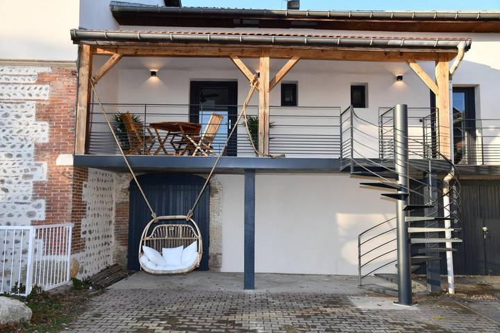 Gîte pour 2 personnes, avec piscine et terrasse à Gillonnay