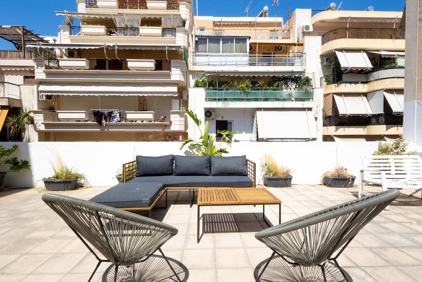 Renovated (2025) 4 Bdr House near Acropolis - New Beds, Terrace & Green Yard in Neos Kosmos, Atenas