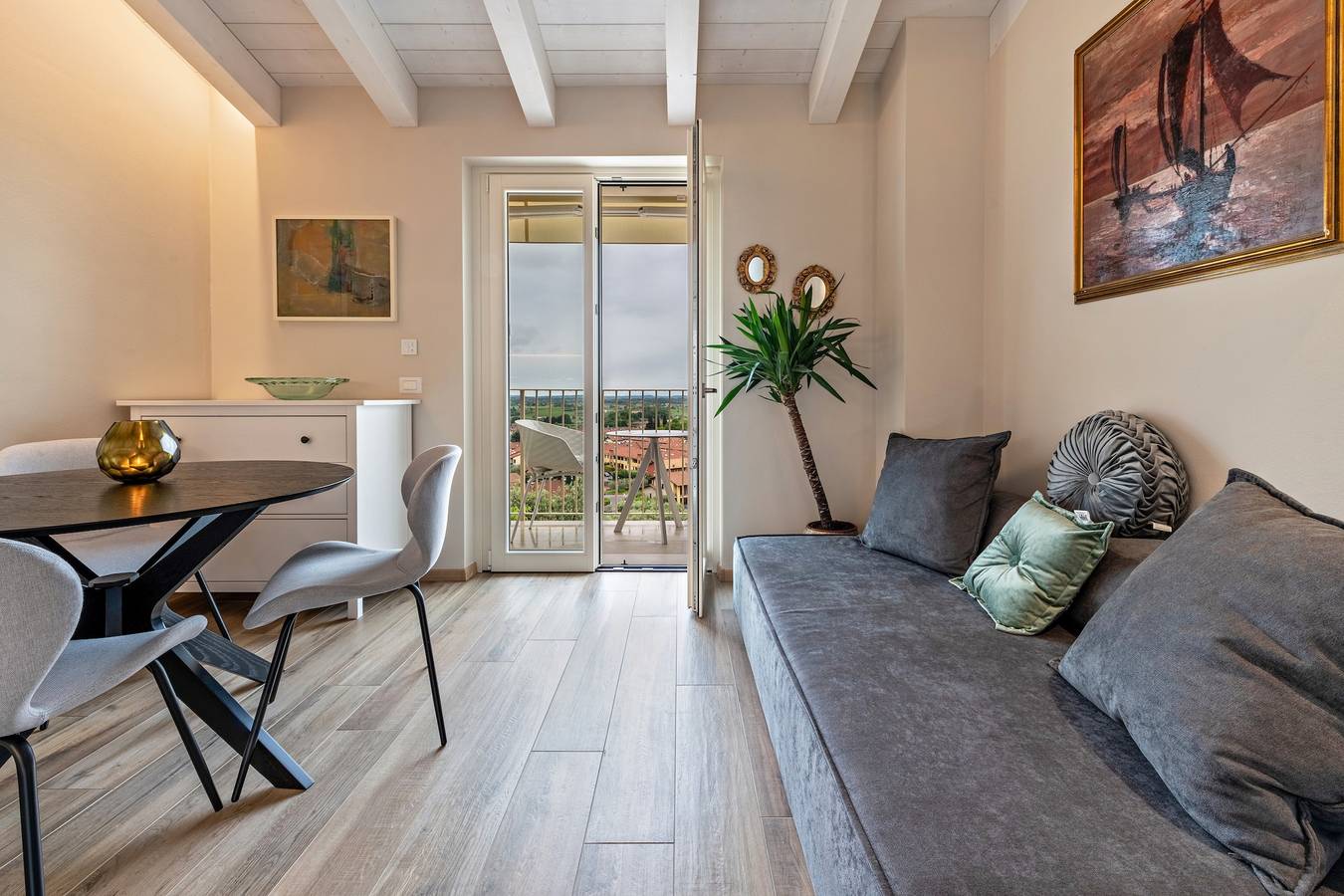 Appartamento intero, Appartamento "Cavalino Boutique 2" con vista lago, terrazza e Wi-Fi in Cavaion Veronese, Prealpi Gardesane