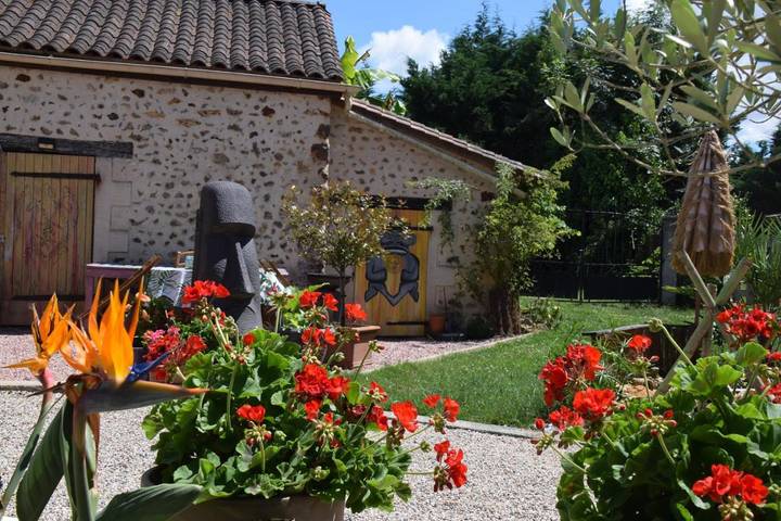 Chambre d’hôte pour 3 personnes, avec jacuzzi et piscine ainsi que sauna et jardin à Lacropte - 4