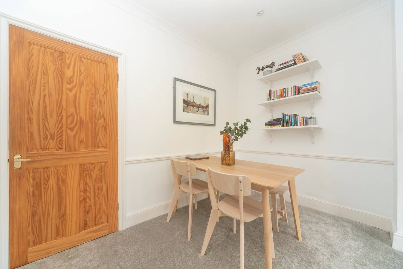 Entire apartment, Cosy Apartment 5 Minutes From Station - Pass the Keys in Surbiton, London