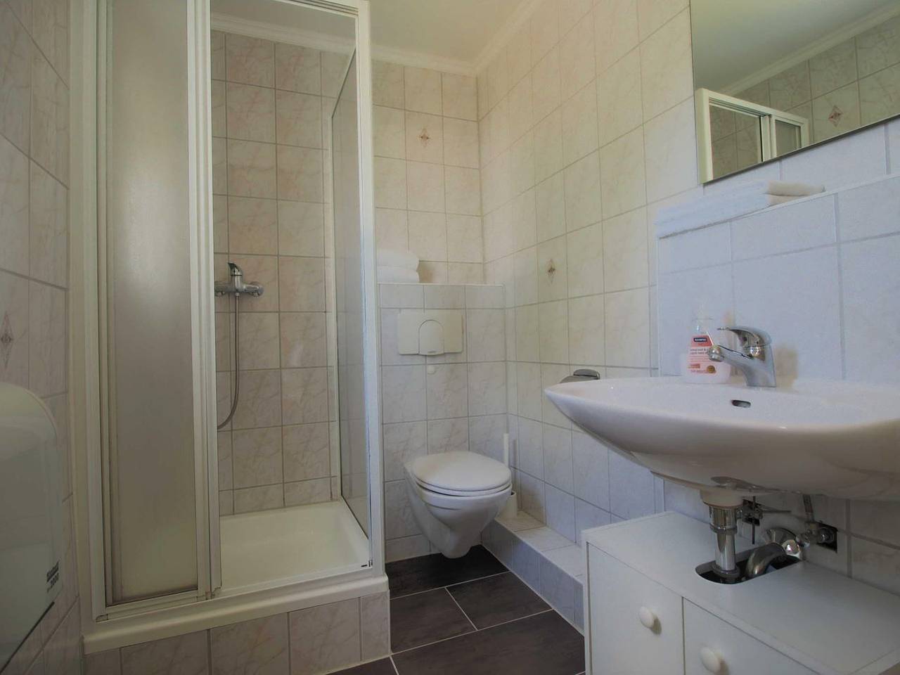 Erholung pur – Charmante 45m² Ferienwohnung für zwei mit Terrasse nahe der Ostsee in Warnemünde Strand, Rostock