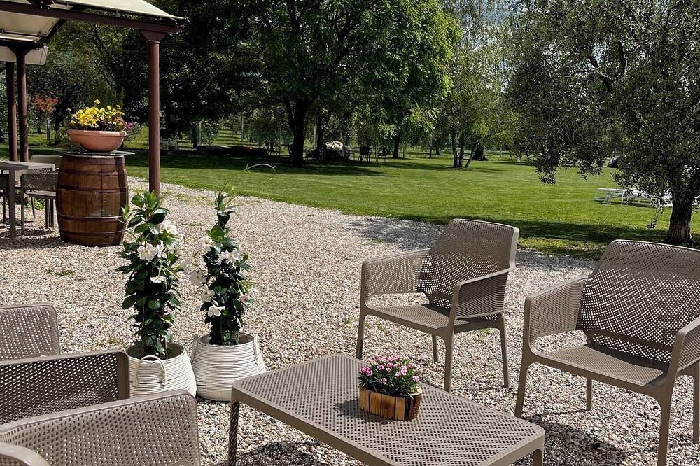 Charming B&B between Verona and Lake Garda, pure peace and nature in Bussolengo, Garda Mountains