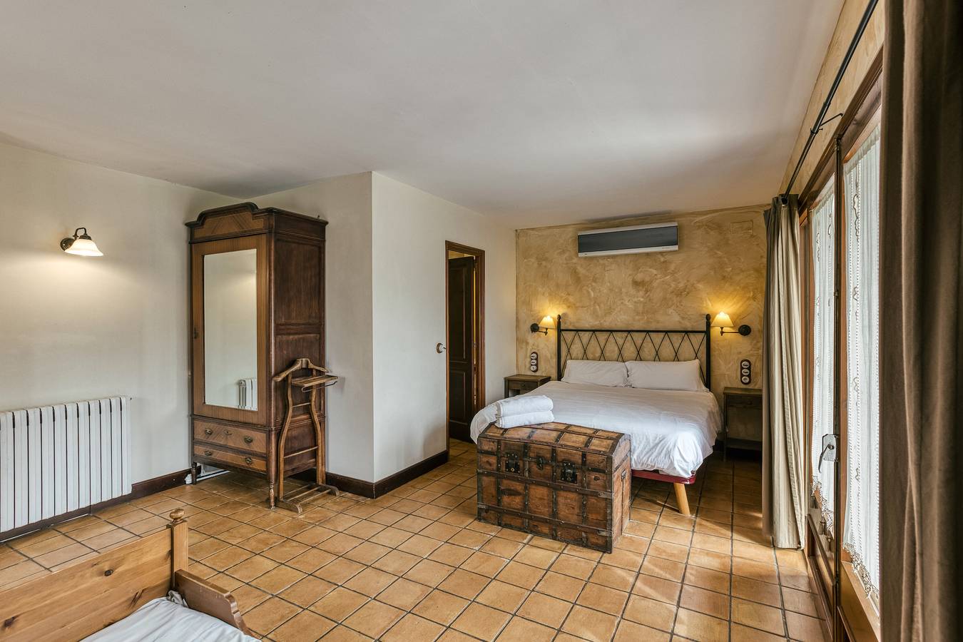 Room 'Tramuntana' with Shared Pool, Wi-Fi and Air Conditioning in Vilamarí, Cornellà del Terri