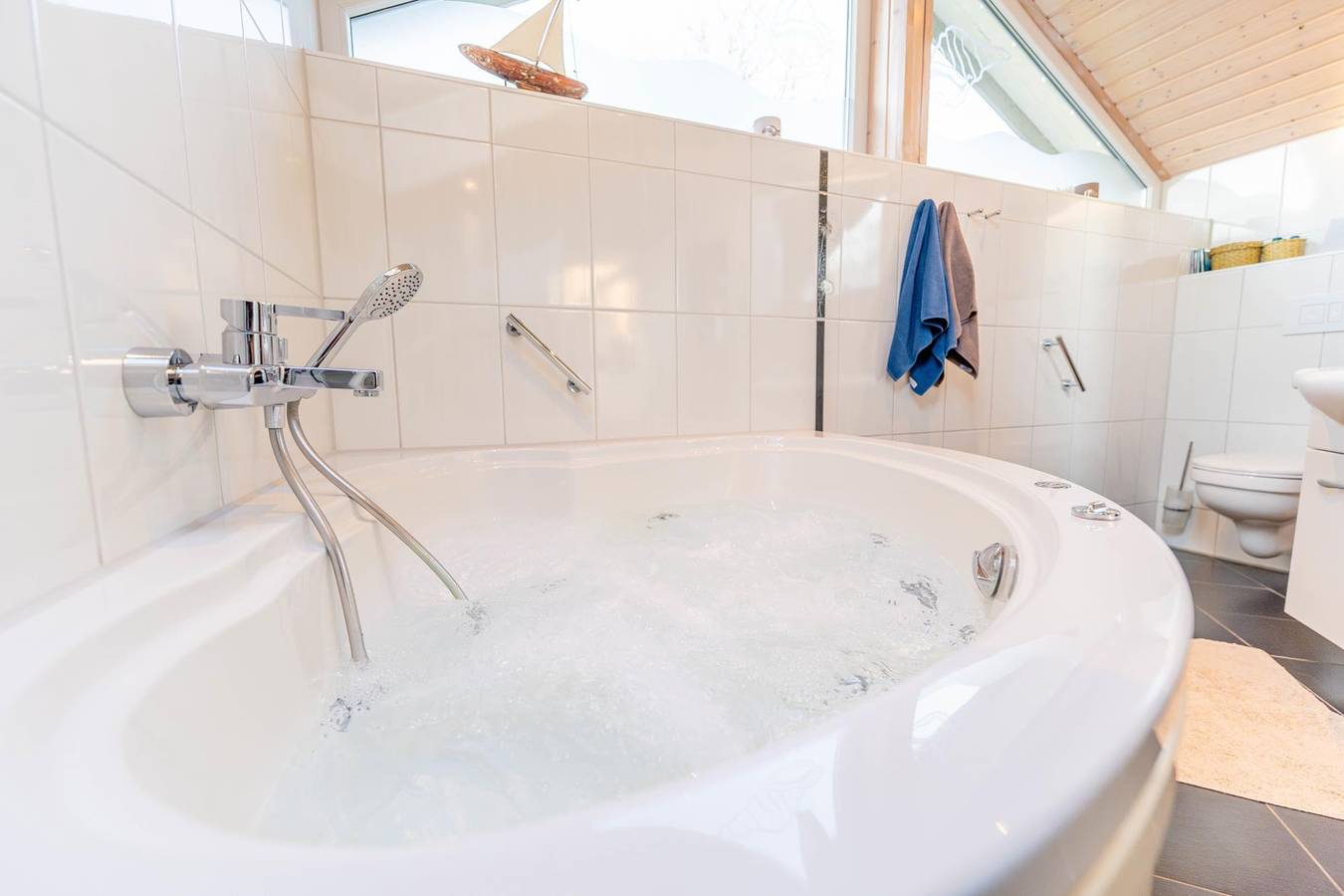 Kinderfreundliches 5 Personen Wellnessferienhaus Treibholz mit zwei Duschen und Toiletten, Sauna, Whirlpool, Kaminofen, Wintergarten und Kanu in Otterndorf in Otterndorf, Cuxland